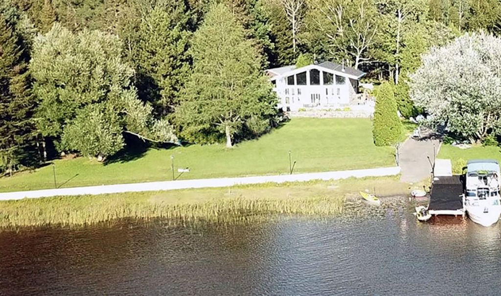 Chalet Adena | 3211 Rue du Coteau, Lac-Kénogami, QC G7X 7V6, Canada | Phone: (418) 933-0252