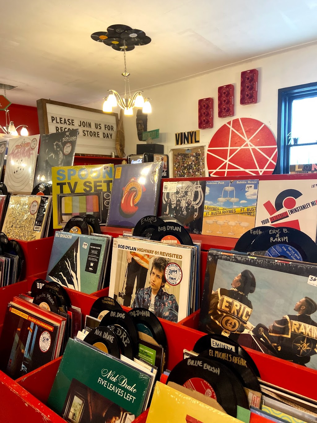 Mad Dogs Vinyl Cafe | 239 Hurontario St, Collingwood, ON L9Y 2M1, Canada | Phone: (705) 445-1900