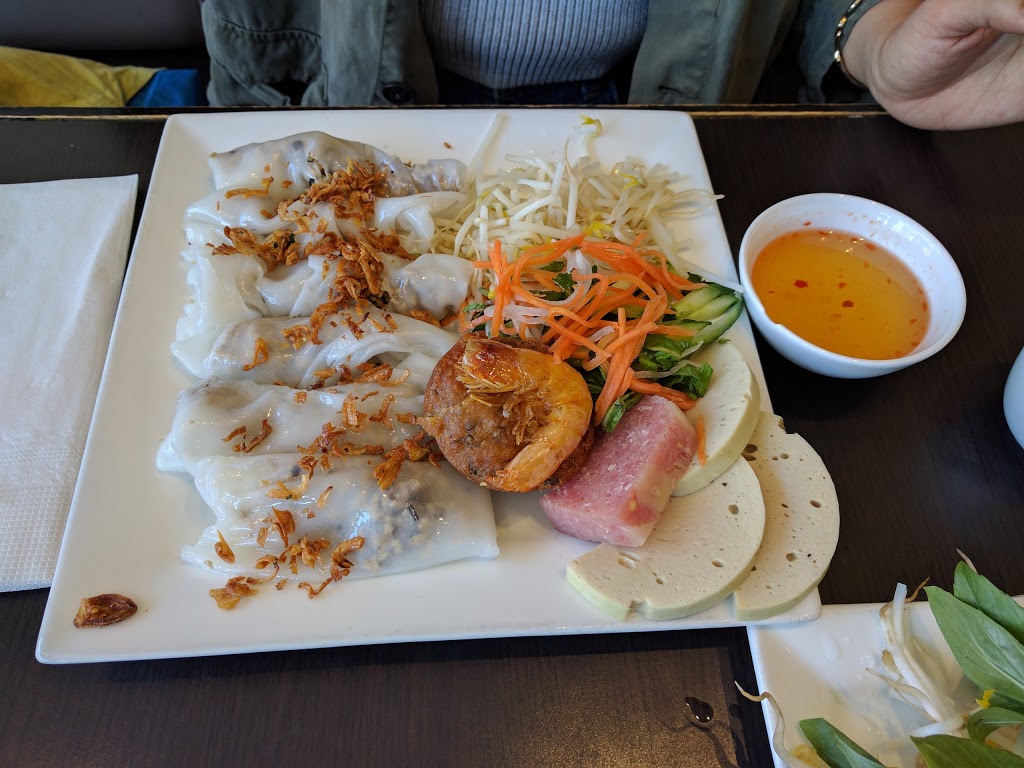 Pho Phuong Vietnamese Restaurant | 1603 Dundas St W, Toronto, ON M6K 1T9, Canada | Phone: (416) 536-3030