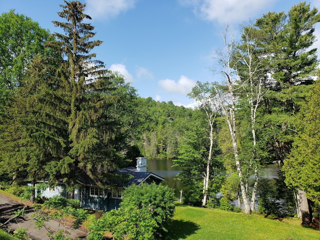 Hotel Restaurant le Petit Lac | 2010 Chemin Pierre Péladeau, Sainte-Adèle, QC J8B 1Z5, Canada | Phone: (450) 745-4545