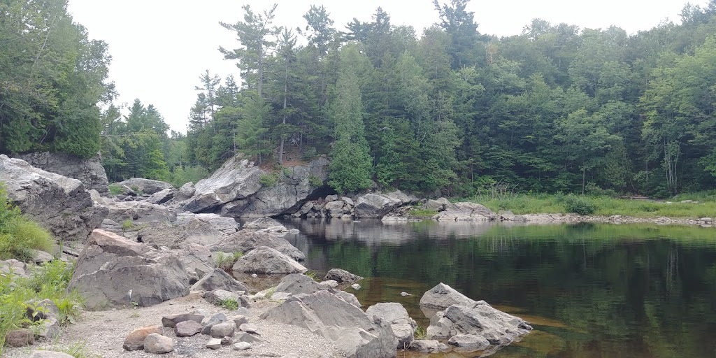 Les Sentiers de la Chute du Rocher Blanc | 167-175 Route du Pouvoir, Saint-Raphaël, QC G0R 4C0, Canada | Phone: (418) 243-2853