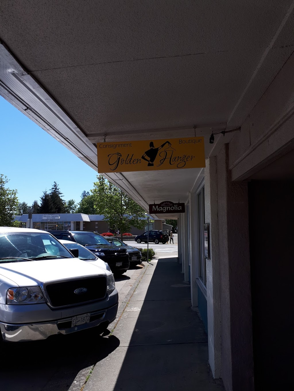 The Golden Hanger Consignment Boutique | 121 Jubilee St, Duncan, BC V9L 1W6, Canada | Phone: (778) 422-3036