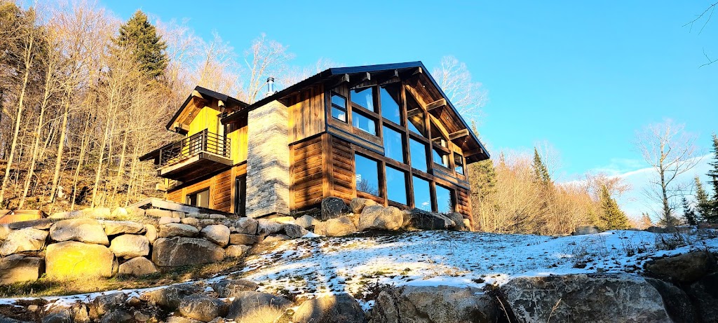 Chalet de la Porte Rouge | 978 Chem. des Montfortains, Wentworth-Nord, QC J0T 1Y0, Canada | Phone: (514) 836-3876