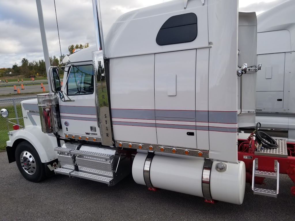 Camions Sterling Western Star Mauricie | 1655 Boulevard de Port Royal, Bécancour, QC G9H 1X7, Canada | Phone: (819) 233-3633