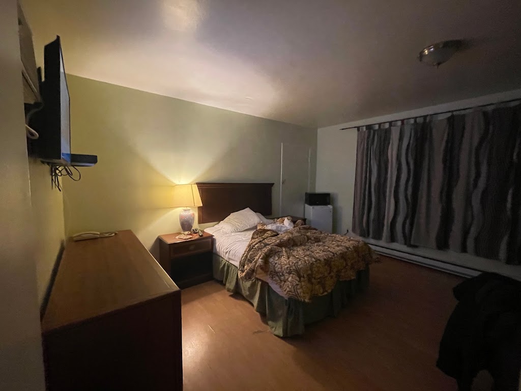 Motel Chez Nous | 1002 Bd du Curé-Labelle, Laval, QC H7V 2V5, Canada | Phone: (450) 681-9265