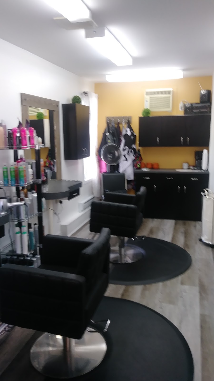 Coiffure Elegante | 211 Bd de lAnse, Roberval, QC G8H 1Z1, Canada | Phone: (418) 275-7170