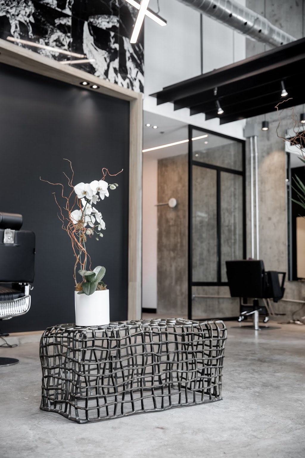 Salon Christophers | 2160 Rue Sauvé O, Montréal, QC H4N 0E2, Canada | Phone: (514) 333-4147