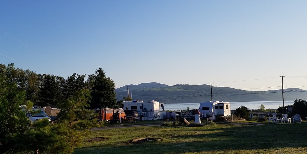Chalet Et Camping Du Ruisseau Rouge | 3025 Chemin des Coudriers, La Baleine, QC G0A 2A0, Canada | Phone: (418) 438-2128