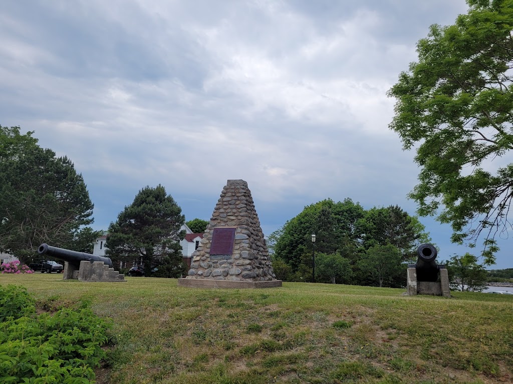 Fort Point Lighthouse Park | 5-21 Fort Point Rd, Hunts Point, NS B0T 1G0, Canada | Phone: (902) 354-3456