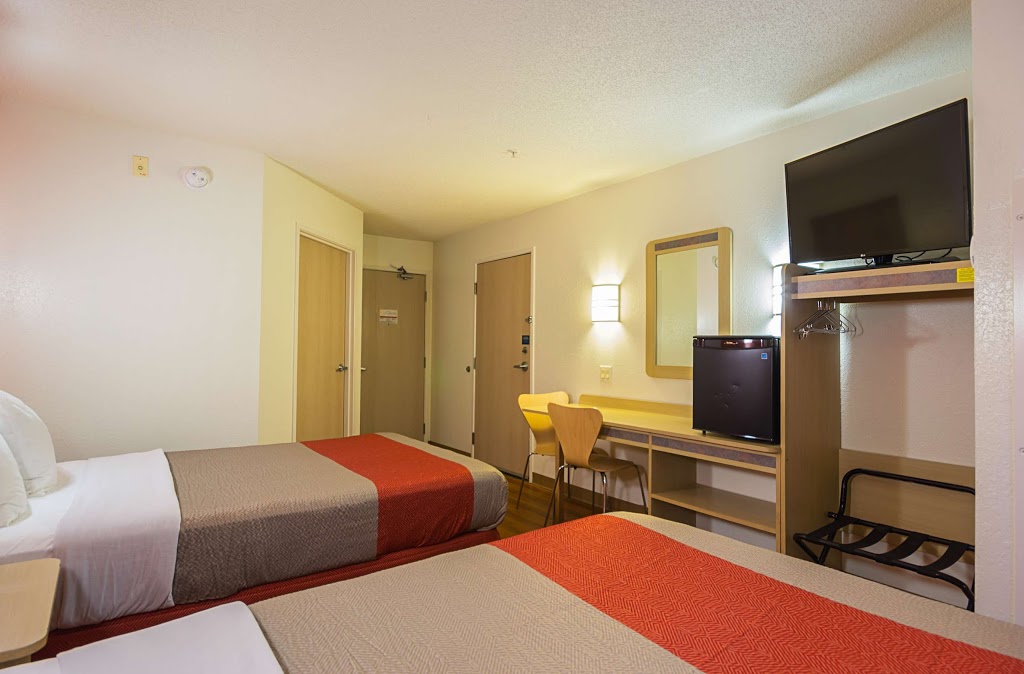 Motel 6 Toronto East - Whitby | 165 Consumers Dr, Whitby, ON L1N 1C4, Canada | Phone: (905) 665-8883