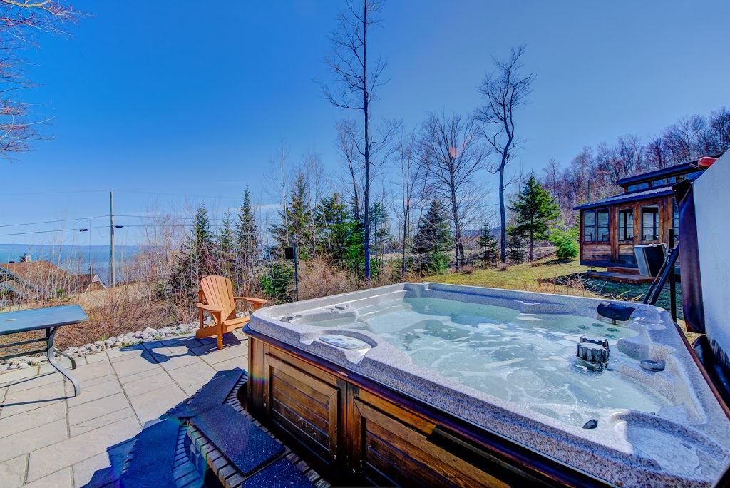 Le chalet de l’officier | 59 Chemin de la Vieille-Rivière, Petite-Rivière-Saint-François, QC G0A 2L0, Canada | Phone: (800) 319-3934