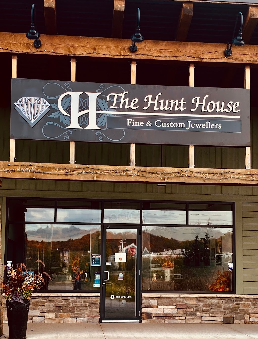 The Hunt House Fine Jewellery | 110 North Kinton Avenue #4, Huntsville, ON P1H 0A9, Canada | Phone: (705) 789-7555