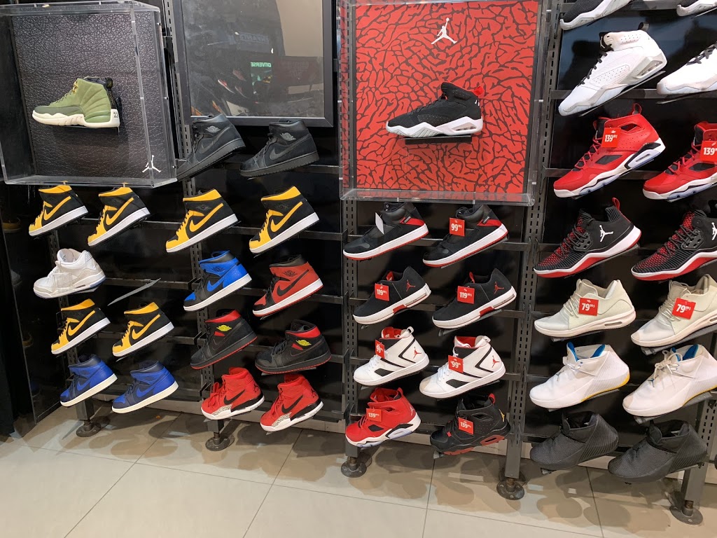 Foot Locker | 2305 Rockland Rd #15, Mount Royal, QC H3P 3E9, Canada | Phone: (514) 342-0897