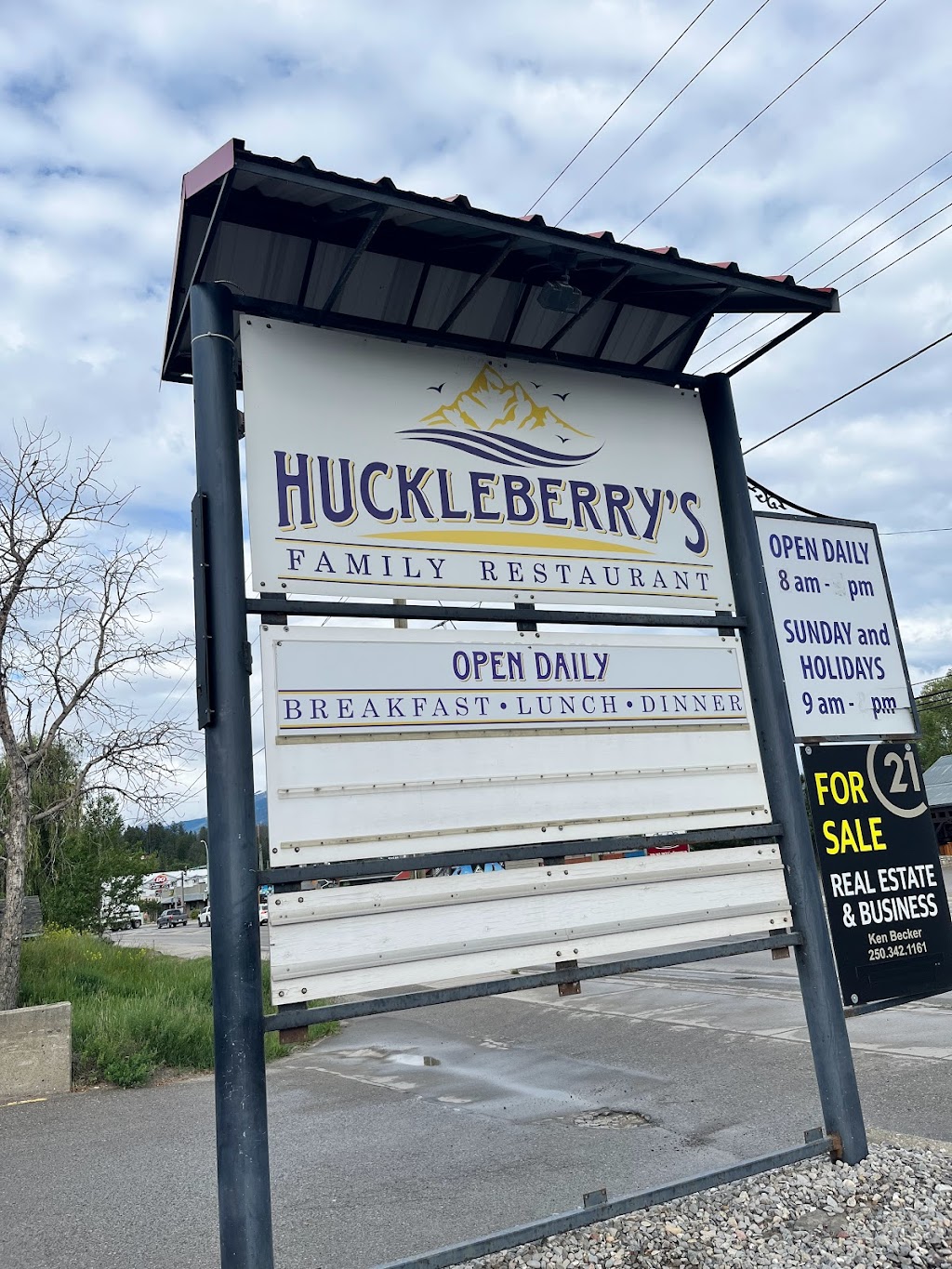 Huckleberrys Family Restaurant | 205 Laurier St, Invermere, BC V0A 1K7, Canada | Phone: (250) 342-3800