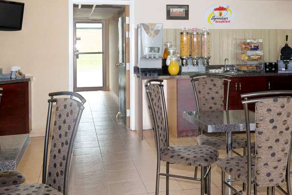 Super 8 by Wyndham Chatham | 25 Michener Rd, Chatham, ON N7L 4B8, Canada | Phone: (519) 354-3366