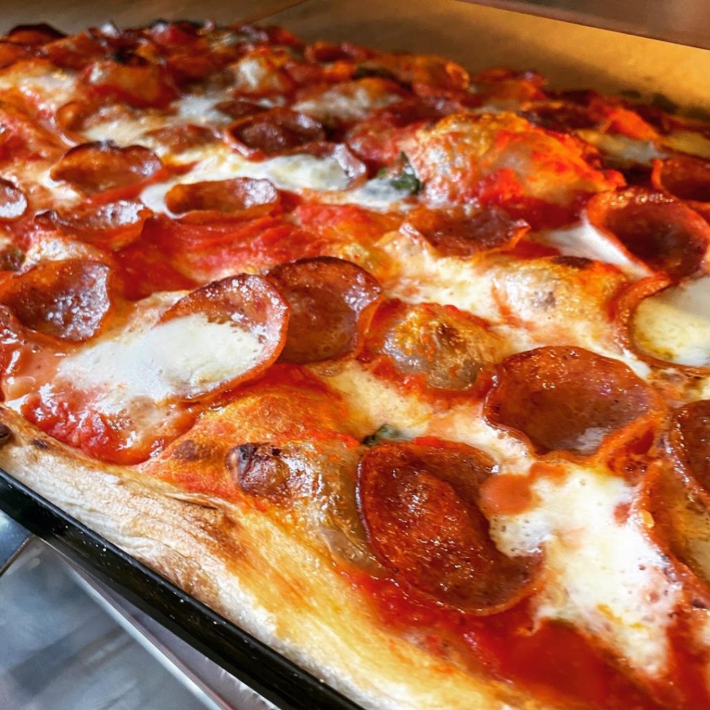 Gigis déli et pizza | 145d Boul Labelle, Rosemère, QC J7A 1B1, Canada | Phone: (450) 951-7785