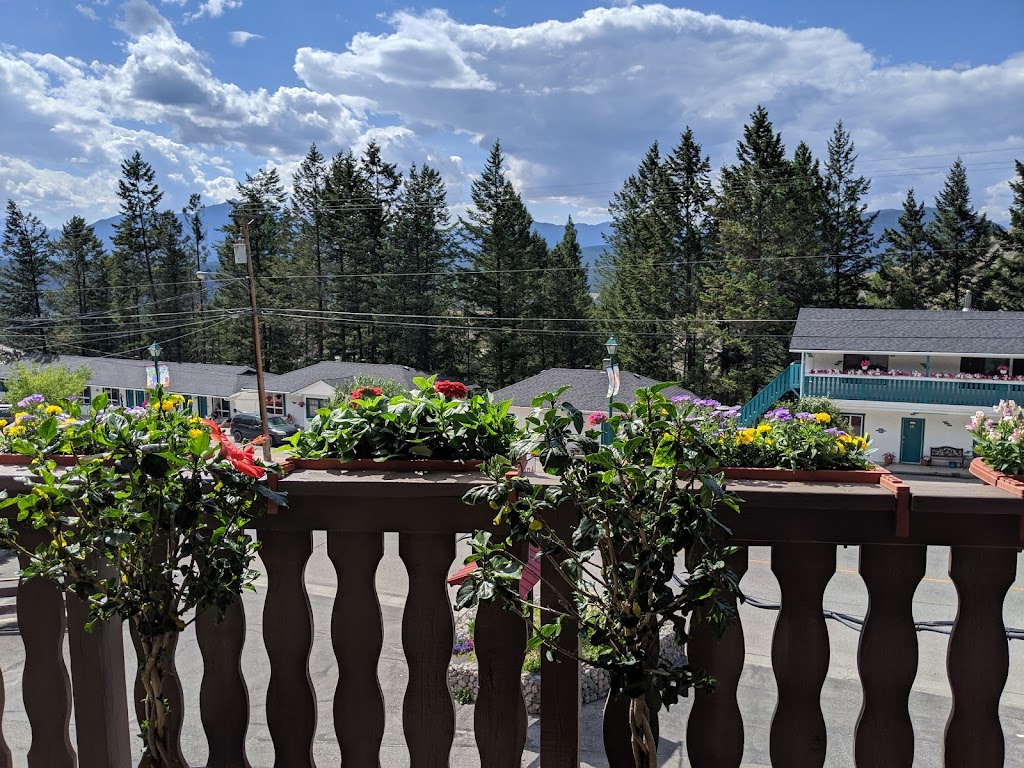 Crescent Motel | 5008 BC-93, Radium Hot Springs, BC V0A 1M0, Canada | Phone: (250) 347-9570