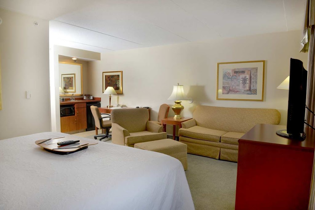 Hampton Inn & Suites by Hilton Windsor | 1840 Huron Church Rd, Windsor, ON N9C 2L5, Canada | Phone: (519) 972-0770