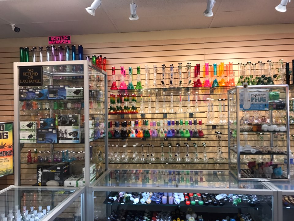 Bloor Gift & Smoke - Head shop, Vaporizer shop | 1024 Pape Ave, East York, ON M4K 3V9, Canada | Phone: (416) 425-6688