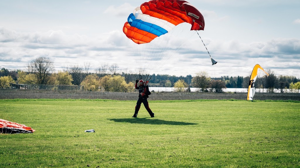 Parachute Ottawa | 615 Johnston Rd, Arnprior, ON K7S 3G8, Canada | Phone: (877) 688-5867