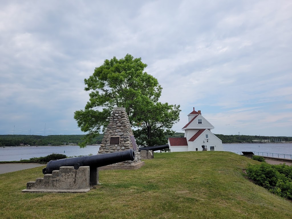 Fort Point Lighthouse Park | 5-21 Fort Point Rd, Hunts Point, NS B0T 1G0, Canada | Phone: (902) 354-3456