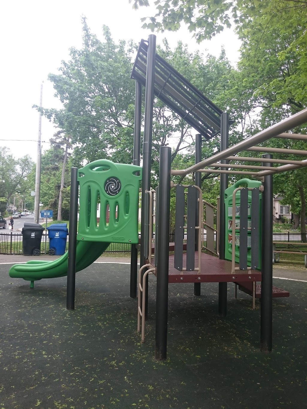 Woburn Avenue Playground | 75 Woburn Ave, Toronto, ON M5M 1K5, Canada | Phone: (416) 338-4386