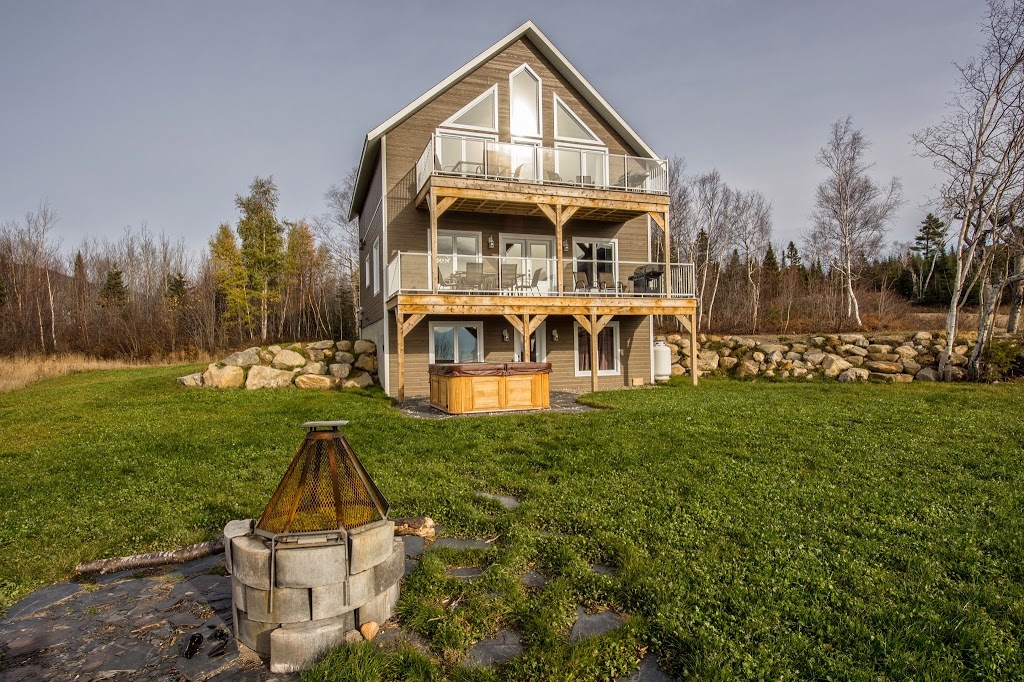 Prestige Charlevoix chalet Le Huppé | 2-4 Chemin des mûres, Petite-Rivière-Saint-François, QC G0A 2L0, Canada | Phone: (581) 982-5137