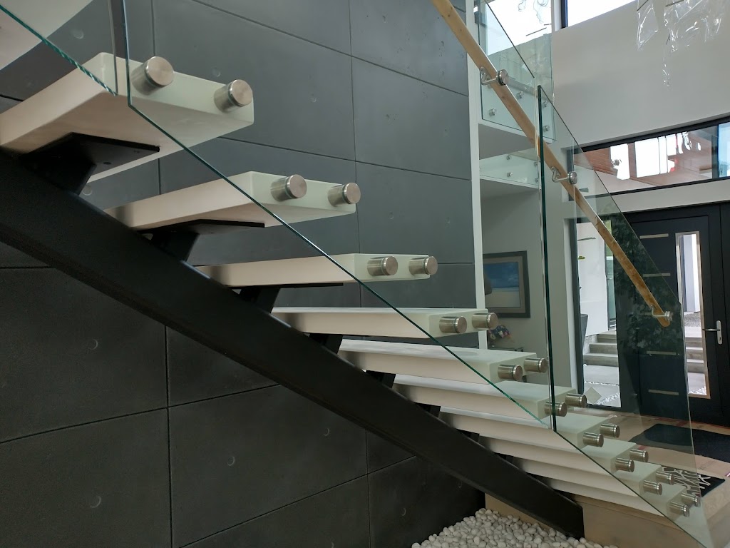 Panoramic Heavy Glass Railings | 1421 Fielding Rd, Nanaimo, BC V9X 1K8, Canada | Phone: (250) 954-7422