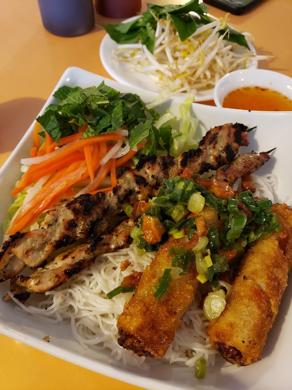 Hoai Huong Restaurant | 716 The Queensway, Etobicoke, ON M8Y 1L3, Canada | Phone: (416) 503-8118