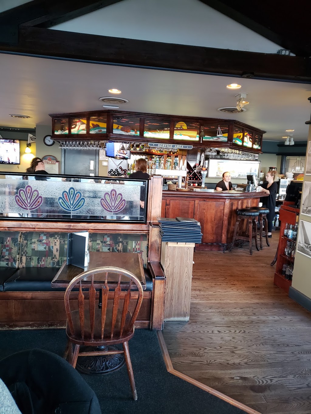 Rumrunner Pub & Restaurant | 9881 Seaport Pl, Sidney, BC V8L 4X3, Canada | Phone: (250) 656-5643