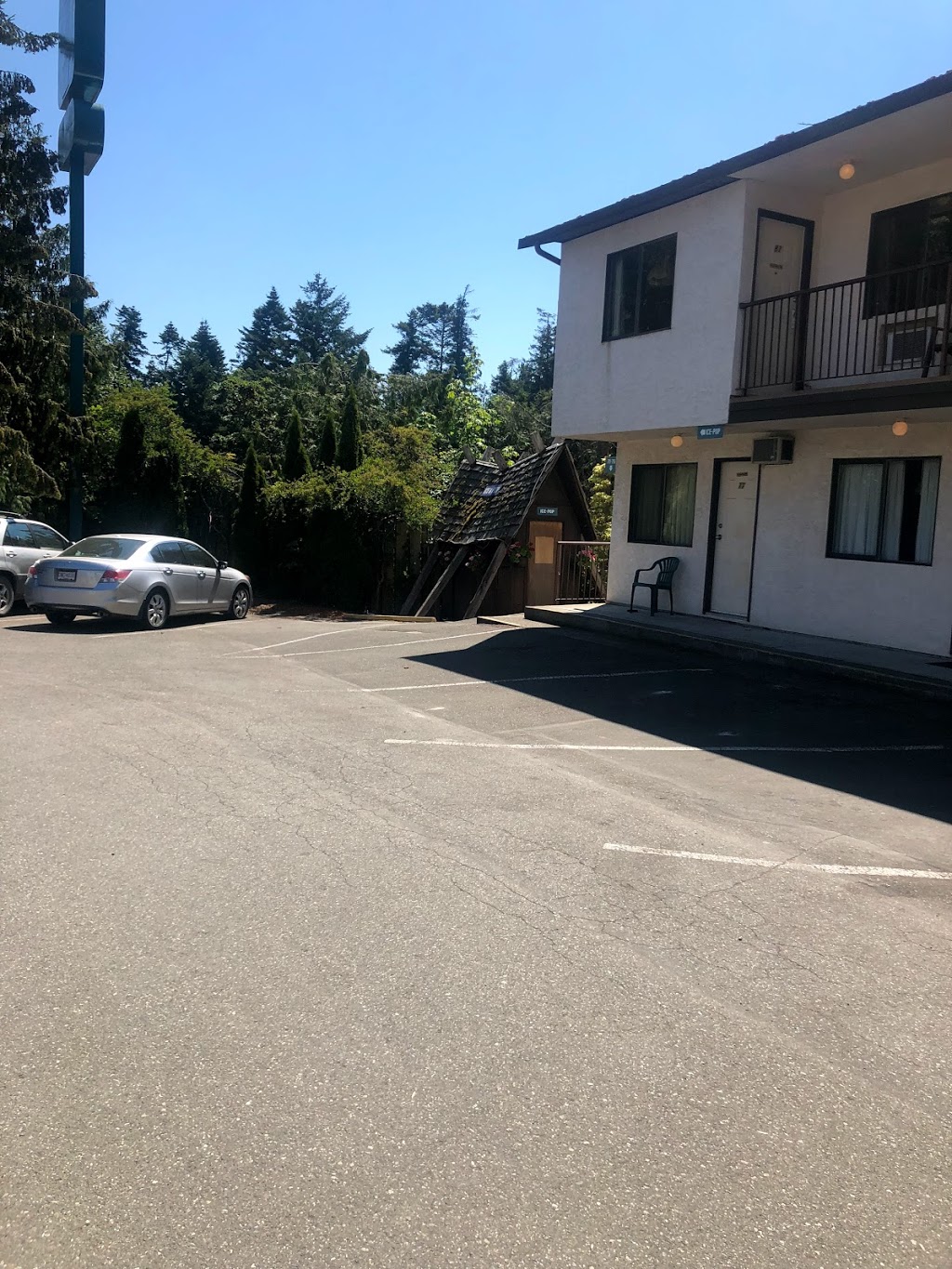 Western 66 Motor Inn | 2401 Mt Newton Cross Rd, Saanichton, BC V8M 1T8, Canada | Phone: (250) 652-4464