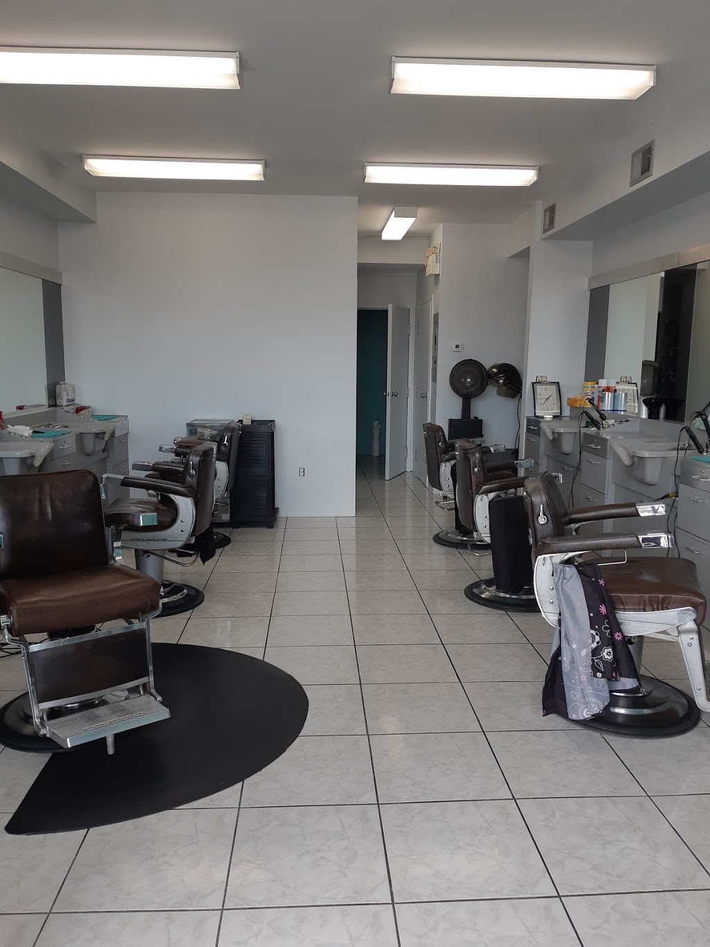 Golden Razor | 936 E Main St, Welland, ON L3B 3Y9, Canada | Phone: (905) 734-6775