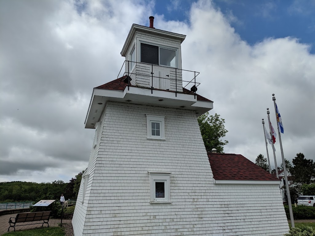 Fort Point Lighthouse | 21 Fort Lane, Liverpool, NS B0T 1K0, Canada | Phone: (902) 354-5260