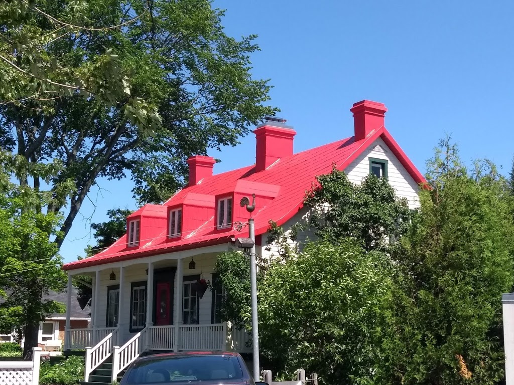 Épicerie P. E. Gosselin （Dépanneur） | 1456 Chemin Royal, Saint-Pierre, QC G0A 4E0, Canada | Phone: (418) 828-2382