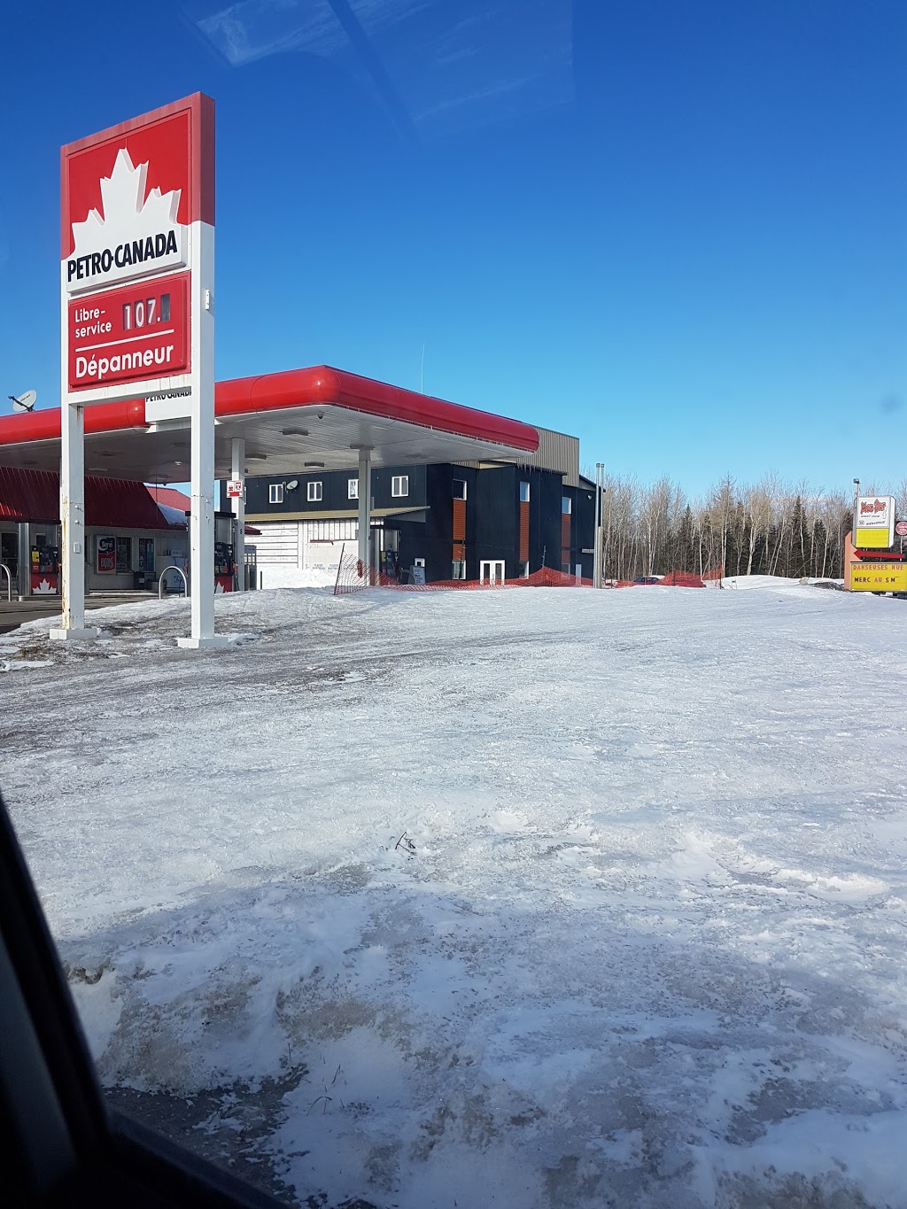 Petro-Canada | 64 Rang des Moulanges, Saint-Apollinaire, QC G0S 2E0, Canada | Phone: (418) 881-2401