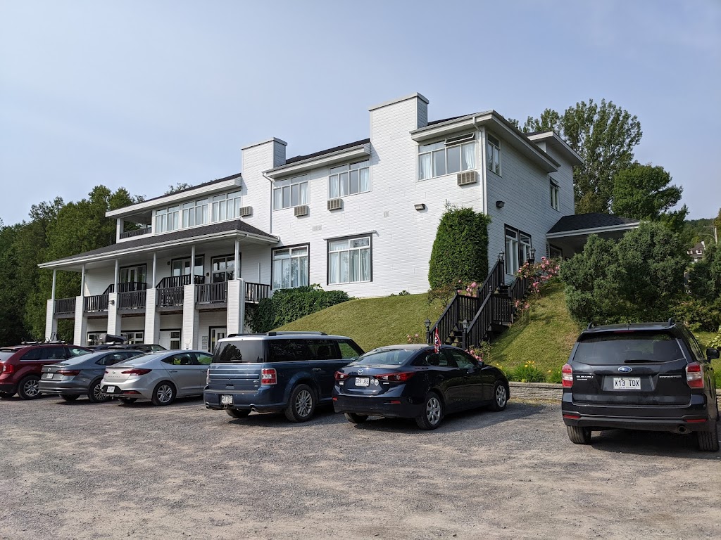 Hôtel au Petit Berger | 20 Rue Desbiens, La Malbaie, QC G5A 3C1, Canada | Phone: (418) 665-4428