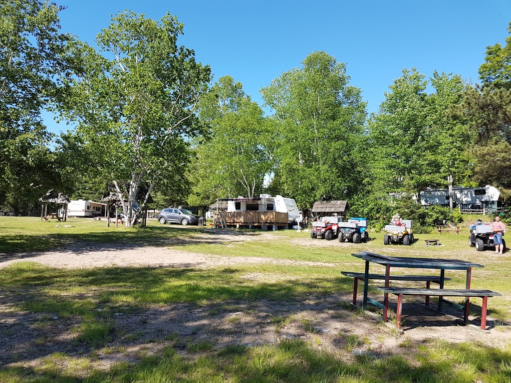 Domaine du ptit roupillon-Camping Lac Gatineau | 2357 Chem. du Campeur, Mont-Laurier, QC J9L 3G6, Canada | Phone: (819) 623-4619