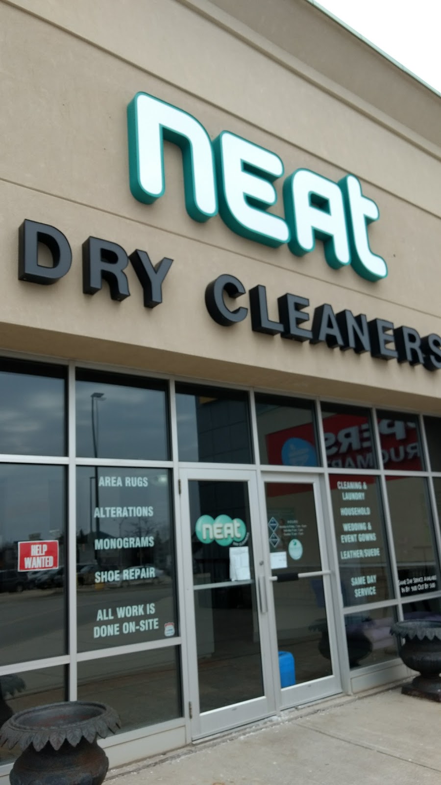 Neat Dry Cleaners | 478 Dundas St W, Oakville, ON L6H 6R8, Canada | Phone: (905) 257-2956