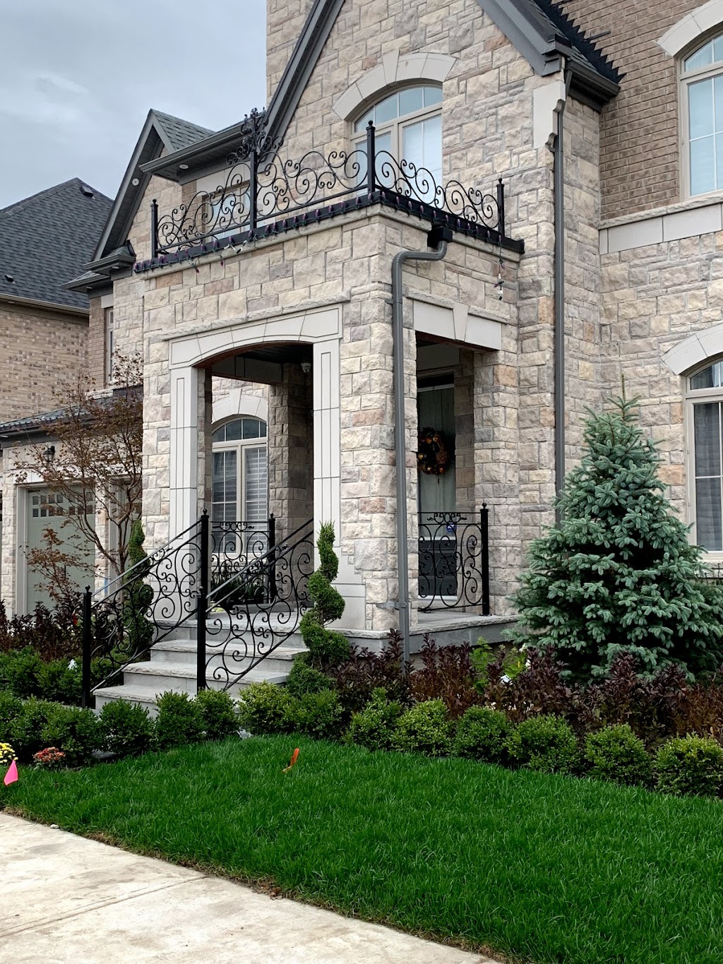 Luxury Fence and Railing | 2 Edvac Dr #1, Brampton, ON L6S 5P2, Canada | Phone: (647) 923-5500