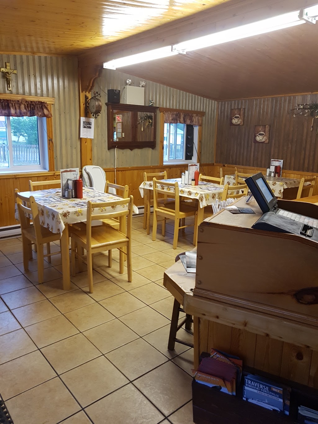 Cantine du Vacancier | 81 QC-138, Forestville, QC G0T 1E0, Canada | Phone: (418) 587-4640