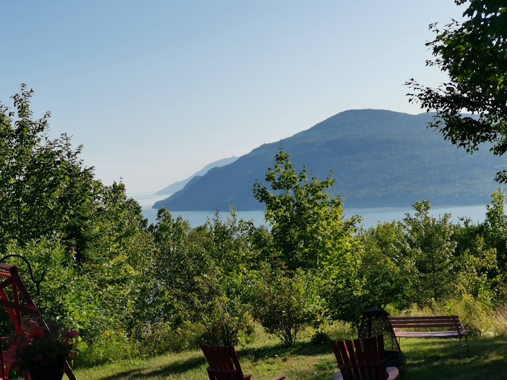 Gîte au fleuve bercant 4 soleils | 6 chemin des Cerisiers, Baie-Saint-Paul, QC G3Z 3H3, Canada | Phone: (418) 435-0233