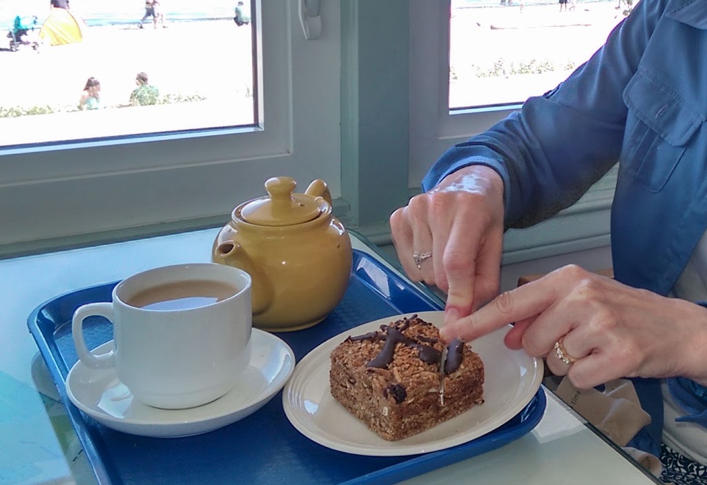 Kiwanis Willows Beach Tea Room | 2740 Dalhousie St, Victoria, BC V8R 1M4, Canada | Phone: (250) 592-1612