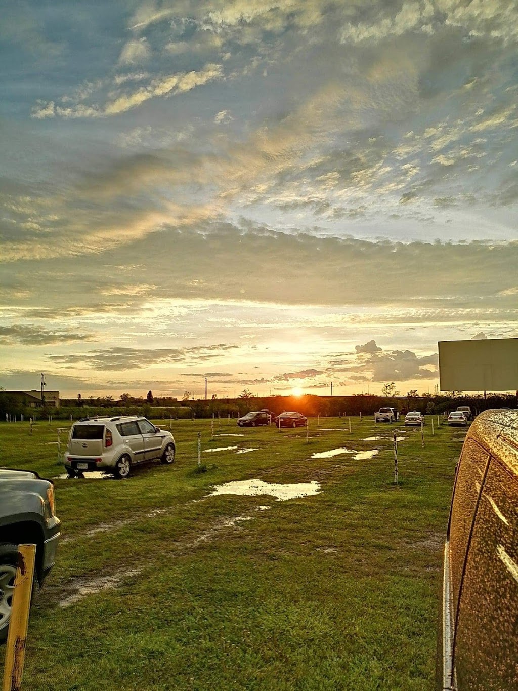 Can-View Drive-In | 1956 RR 20, Fonthill, ON L0S 1E0, Canada | Phone: (905) 892-1155