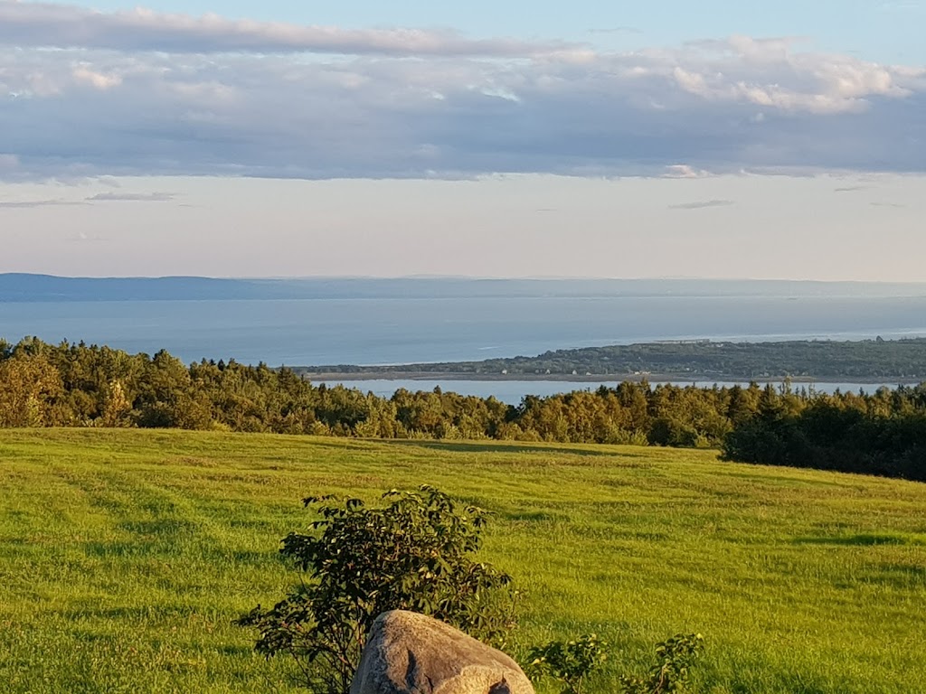 LAuthentique Auberge de Charlevoix | 2210 Route du Fleuve, Les Éboulements, QC G0A 2M0, Canada | Phone: (418) 635-1401