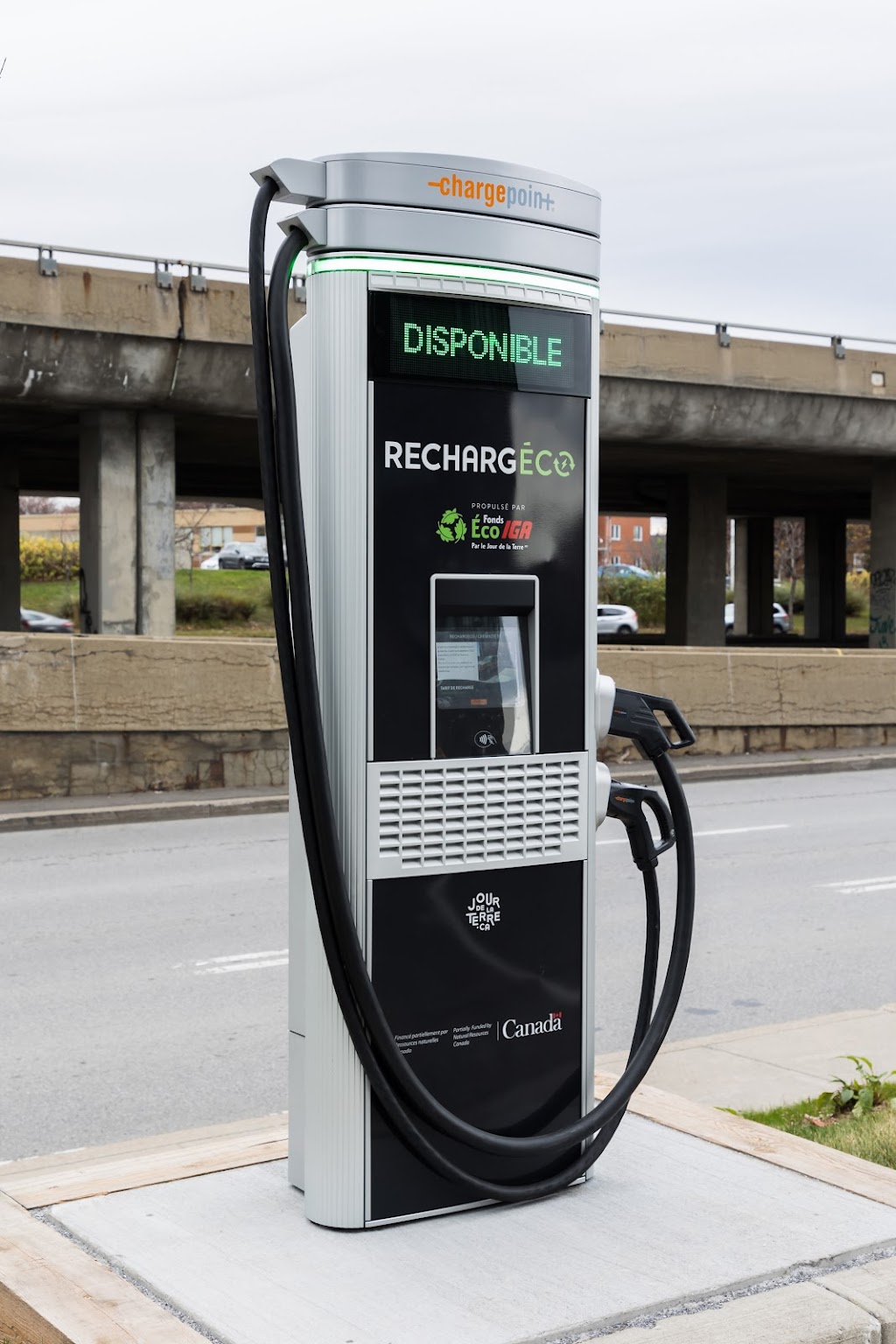 RechargÉco Charging Station | 1401 Boul Crémazie E, Montréal, QC H2M 0B1, Canada | Phone: (888) 758-4389