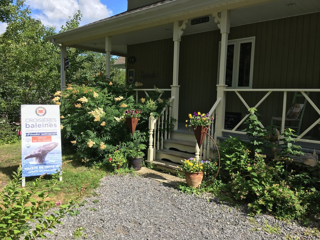 Gîte LÉcureuil | 264 Rue Principale, Petite-Rivière-Saint-François, QC G0A 2L0, Canada | Phone: (877) 632-1058