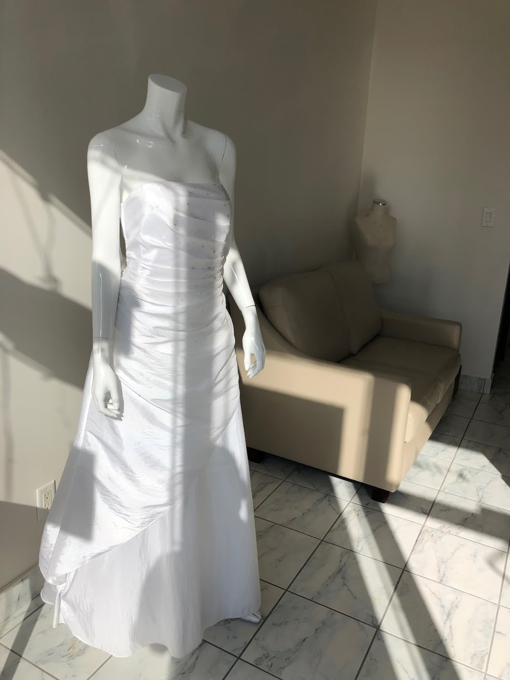 Unique Alterations and Dry cleaning | 2015 Kingsridge Dr Unit4, Oakville, ON L6M 4Y7, Canada | Phone: (905) 465-9555