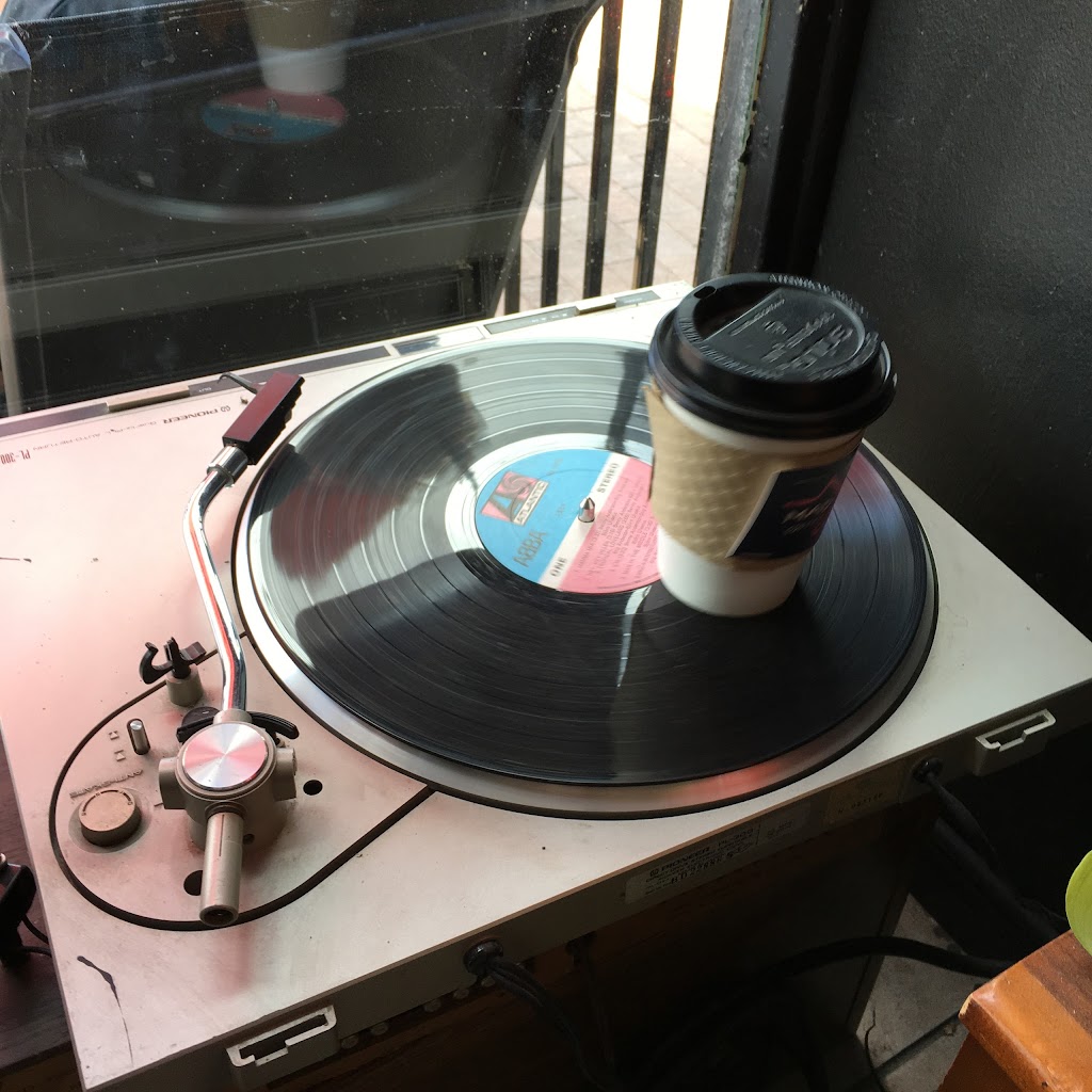 Mad Dogs Vinyl Cafe | 239 Hurontario St, Collingwood, ON L9Y 2M1, Canada | Phone: (705) 445-1900