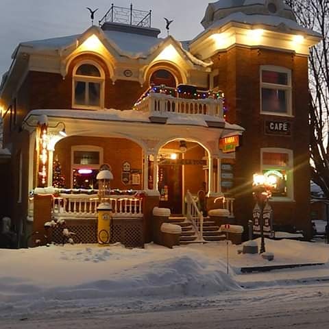 Gîte et Café-Bistro de la Tour | 300 Rue Sainte-Anne, Sainte-Anne-de-la-Pérade, QC G0X 2J0, Canada | Phone: (418) 325-1746