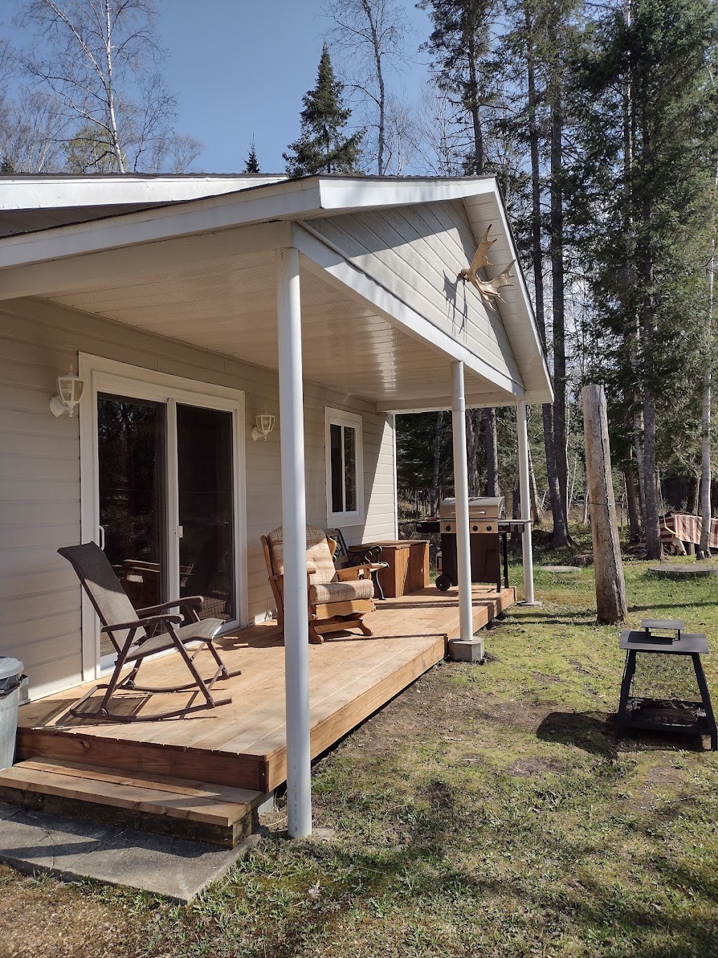 Chalet Lune & Ruisseau | 379 Chem. du Marquis, Chute-Saint-Philippe, QC J0W 1A0, Canada | Phone: (450) 820-3637